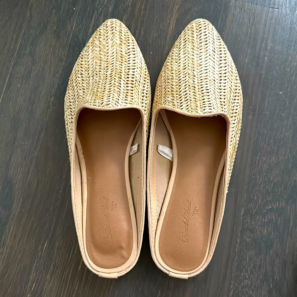 Universal Thread Trendy never worn target woven closed toe flats size 8.5